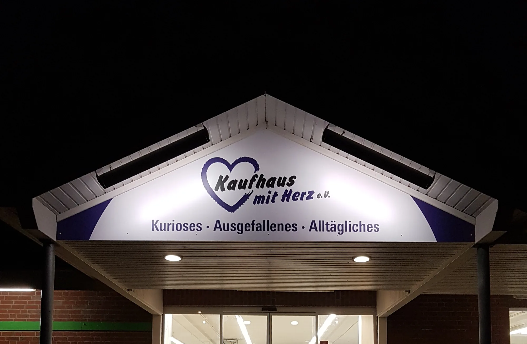 Der beleuchtete Giebel des Kaufhaus mit Herz in der Bremer Straße bei Nacht