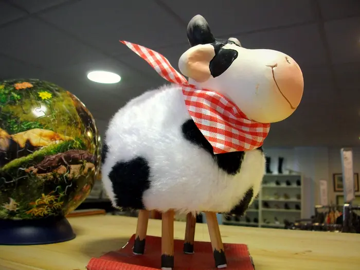 Kuh-Figur mit rotem Halstuch