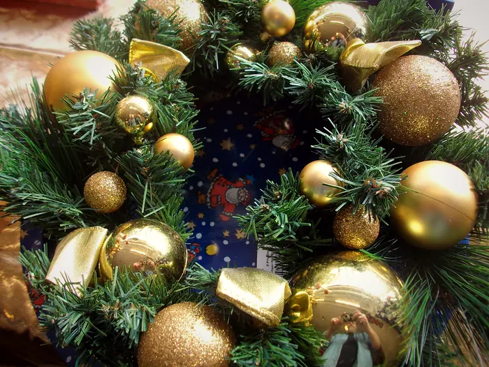 Kranz mit Goldkugeln