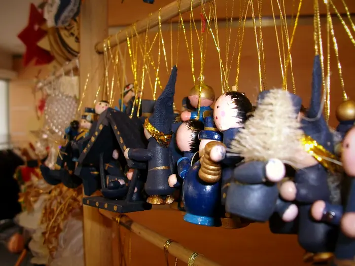 Hängende Holzfiguren